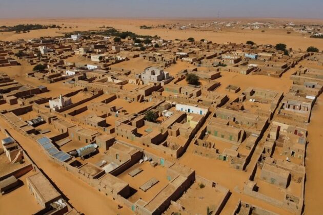 D&acirc;n số sa mạc Sahara chỉ c&oacute; khoảng 2,5 triệu người sinh sống trong v&ugrave;ng, chủ yếu ở c&aacute;c thị trấn ph&iacute;a r&igrave;a sa mạc thuộc c&aacute;c quốc gia Ai Cập, Mauritanie, Morocco v&agrave; Algeria.