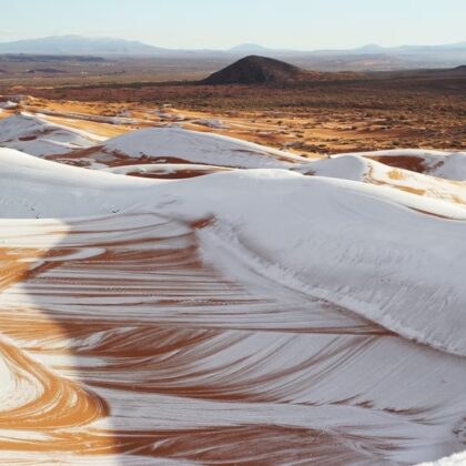 Điều kỳ lạ băng tuyết đ&ocirc;i khi xuất hiện ở sa mạc Sahara nơi được coi n&oacute;ng nhất thế giới. T&igrave;nh trạng biến đổi kh&iacute; hậu đ&atilde; g&oacute;p phần th&uacute;c đẩy hiện tượng n&agrave;y. Điển h&igrave;nh l&agrave; v&agrave;o th&aacute;ng 1/2021, tuyết đ&atilde; phủ trắng nhiều v&ugrave;ng của sa mạc Sahara ở l&atilde;nh thổ Algeria khi nhiệt độ giảm xuống tới -3 độ C.