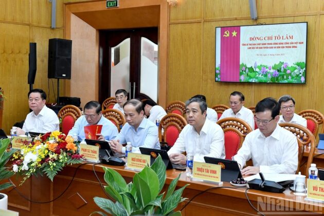 C&aacute;c đồng ch&iacute; l&atilde;nh đạo Ban Tuy&ecirc;n gi&aacute;o v&agrave; D&acirc;n vận Trung ương tham dự buổi l&agrave;m việc.
