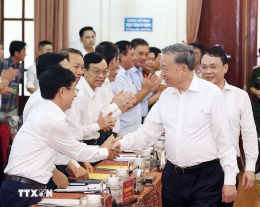 Tổng B&iacute; thư T&ocirc; L&acirc;m v&agrave; c&aacute;c đại biểu.