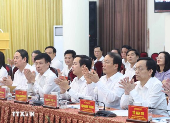 C&aacute;c đại biểu tham dự buổi l&agrave;m việc.