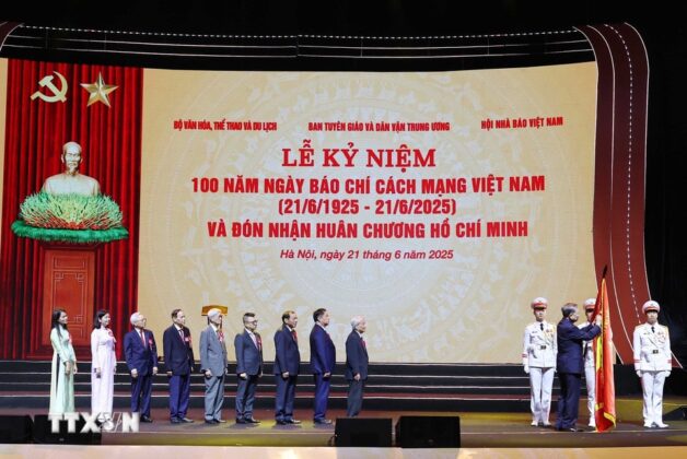Tổng B&iacute; thư T&ocirc; L&acirc;m trao tặng Hu&acirc;n chương Hồ Ch&iacute; Minh cho đội ngũ người l&agrave;m b&aacute;o. (Ảnh: Thống Nhất/TTXVN)