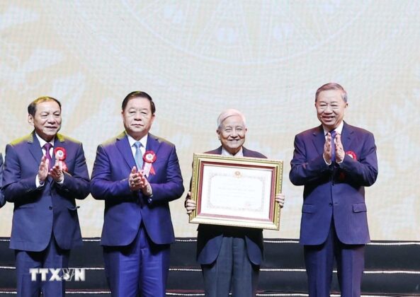 Tổng B&iacute; thư T&ocirc; L&acirc;m trao tặng Hu&acirc;n chương Hồ Ch&iacute; Minh cho đội ngũ người l&agrave;m b&aacute;o. (Ảnh: Thống Nhất/TTXVN)