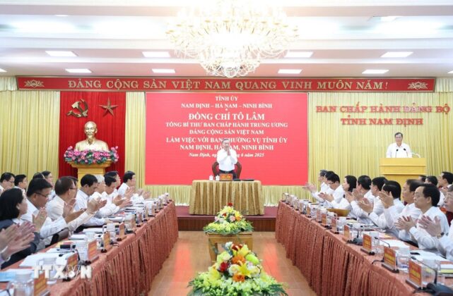 Tổng B&iacute; thư T&ocirc; L&acirc;m chủ tr&igrave; buổi l&agrave;m việc.