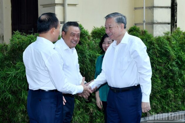 L&atilde;nh đạo th&agrave;nh phố H&agrave; Nội đ&oacute;n Tổng B&iacute; thư T&ocirc; L&acirc;m.