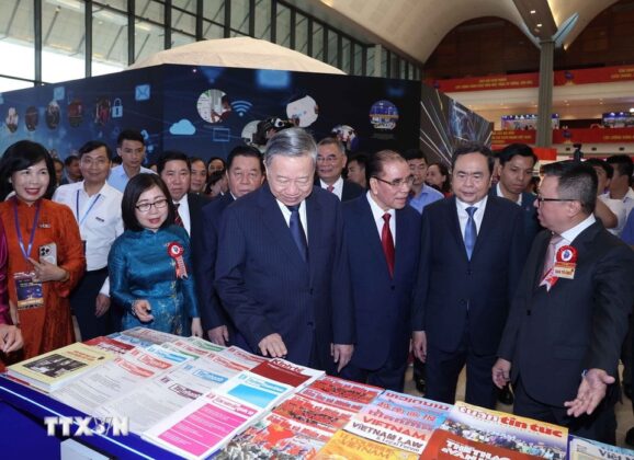 Tổng B&iacute; thư T&ocirc; L&acirc;m, c&aacute;c đồng ch&iacute; l&atilde;nh đạo Đảng, Nh&agrave; nước v&agrave; c&aacute;c đại biểu tham quan kh&ocirc;ng gian trưng b&agrave;y của TTXVN.(Ảnh: Phương Hoa/TTXVN)