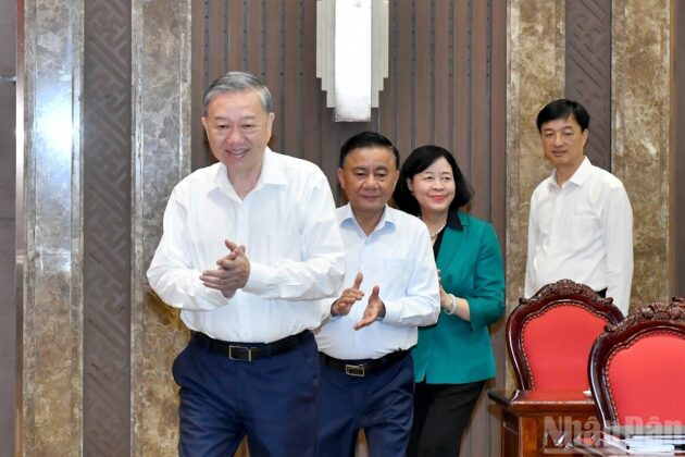 Tổng B&iacute; thư T&ocirc; L&acirc;m đến l&agrave;m việc với Ban Thường vụ Th&agrave;nh ủy H&agrave; Nội.