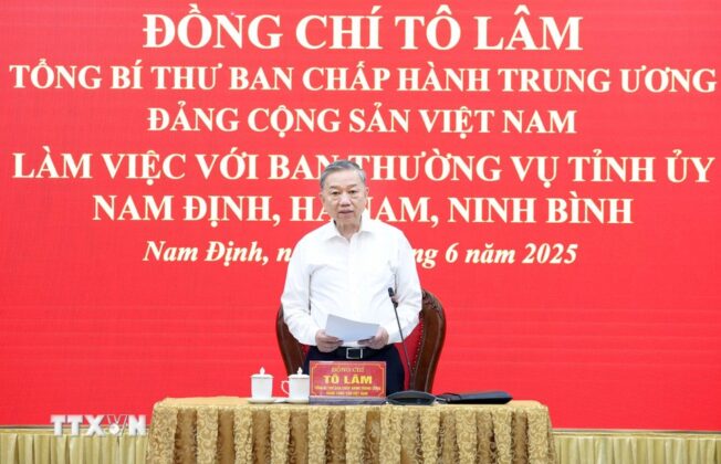 Tổng B&iacute; thư T&ocirc; L&acirc;m chủ tr&igrave; buổi l&agrave;m việc.