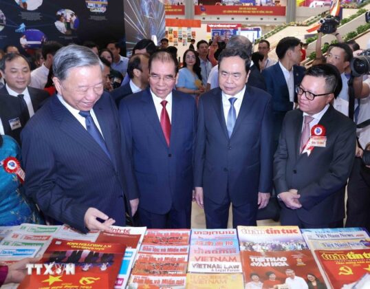 Tổng B&iacute; thư T&ocirc; L&acirc;m v&agrave; c&aacute;c đồng ch&iacute; l&atilde;nh đạo tham quan gian trưng b&agrave;y Th&ocirc;ng tấn x&atilde; Việt Nam. (Ảnh: Phương Hoa/TTXVN)