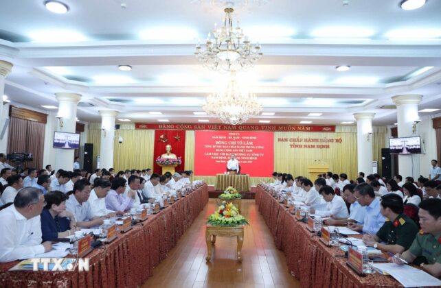 Tổng B&iacute; thư T&ocirc; L&acirc;m ph&aacute;t biểu.