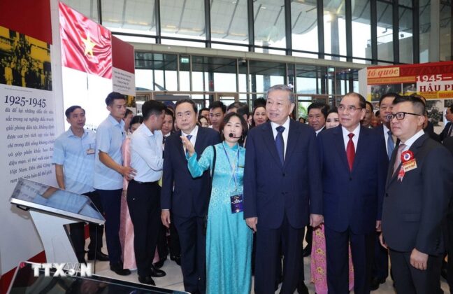 Tổng B&iacute; thư T&ocirc; L&acirc;m, c&aacute;c đồng ch&iacute; l&atilde;nh đạo Đảng, Nh&agrave; nước v&agrave; c&aacute;c đại biểu tham quan triển l&atilde;m ảnh, tư liệu, hiện vật lịch sử về truyền thống 100 năm Ng&agrave;y B&aacute;o ch&iacute; c&aacute;ch mạng Việt Nam; th&agrave;nh tựu xu hướng ph&aacute;t triển b&aacute;o ch&iacute; trong kỷ nguy&ecirc;n mới; trưng b&agrave;y c&aacute;c thiết bị, ứng dụng c&ocirc;ng nghệ b&aacute;o ch&iacute;- truyền th&ocirc;ng hiện đại. (Ảnh: Phương Hoa/TTXVN)