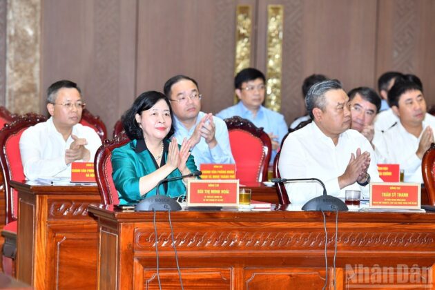 L&atilde;nh đạo th&agrave;nh phố H&agrave; Nội tham dự buổi l&agrave;m việc.