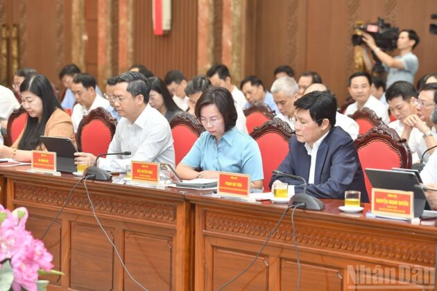 C&aacute;c đại biểu tham dự buổi l&agrave;m việc.