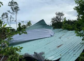 Gần 30 ngôi nhà ở Quảng Nam bị tốc mái do lốc xoáy Gần 30 ngôi nhà ở Quảng Nam bị tốc mái do lốc xoáy