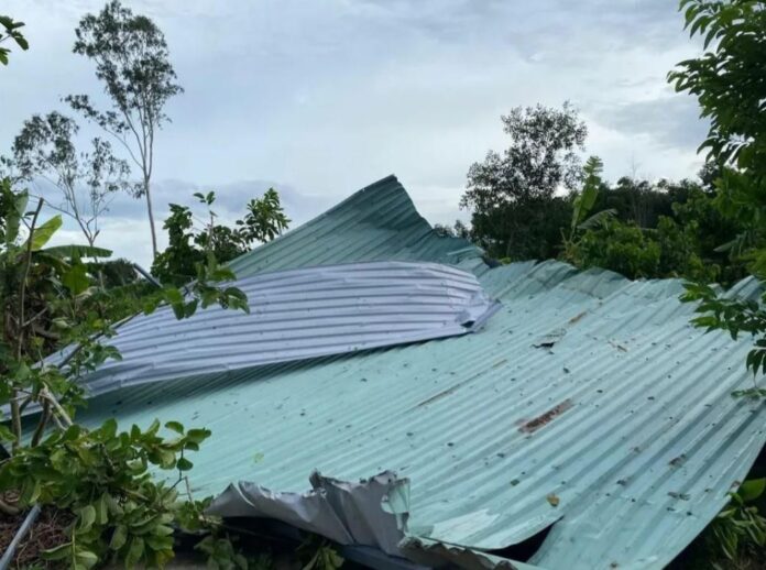 Gần 30 ngôi nhà ở Quảng Nam bị tốc mái do lốc xoáy