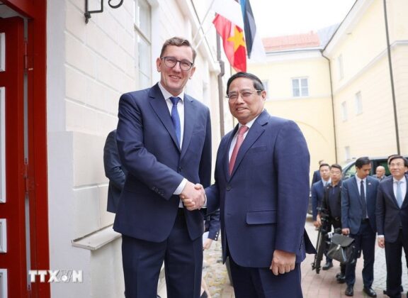 Thủ tướng Cộng h&ograve;a Estonia Kristen Michal đ&oacute;n Thủ tướng Phạm Minh Ch&iacute;nh.