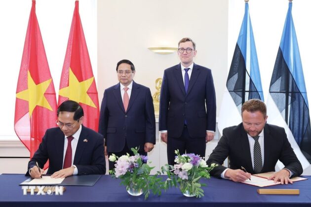 Thủ tướng Phạm Minh Ch&iacute;nh v&agrave; Thủ tướng Estonia Kristen Michal chứng kiến lễ k&yacute; Bản ghi nhớ về hợp t&aacute;c giữa Bộ Ngoại giao hai nước.