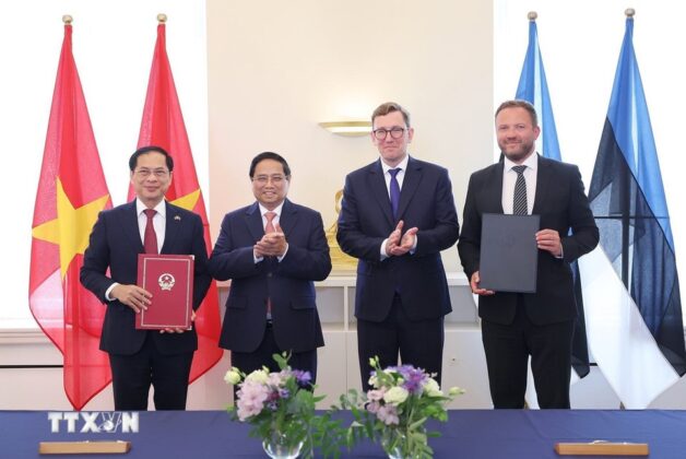 Thủ tướng Phạm Minh Ch&iacute;nh v&agrave; Thủ tướng Estonia Kristen Michal chứng kiến lễ k&yacute; Bản ghi nhớ về hợp t&aacute;c giữa Bộ Ngoại giao hai nước.