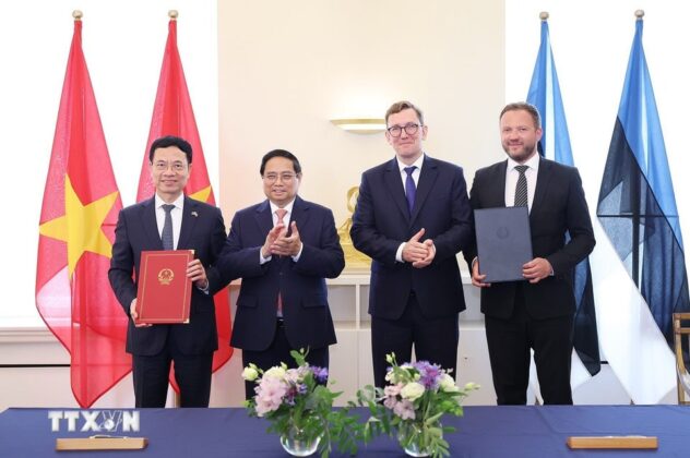 Thủ tướng Phạm Minh Ch&iacute;nh v&agrave; Thủ tướng Estonia Kristen Michal chứng kiến lễ k&yacute; Bản ghi nhớ về hợp t&aacute;c chuyển đổi số v&agrave; kinh tế số giữa Bộ Khoa học v&agrave; C&ocirc;ng nghệ Việt Nam với Bộ Tư ph&aacute;p v&agrave; Chuyển đổi số Estonia.