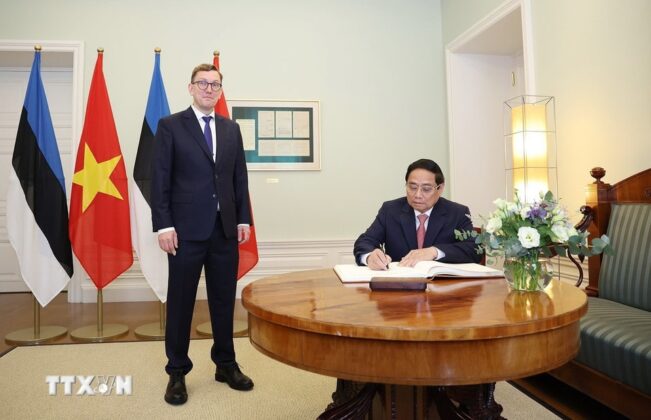 Thủ tướng Phạm Minh Ch&iacute;nh k&yacute; lưu niệm.