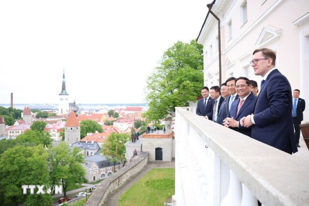 Thủ tướng Cộng h&ograve;a Estonia Kristen Michal giới thiệu với Thủ tướng Phạm Minh Ch&iacute;nh kh&ocirc;ng gian Phủ Thủ tướng.