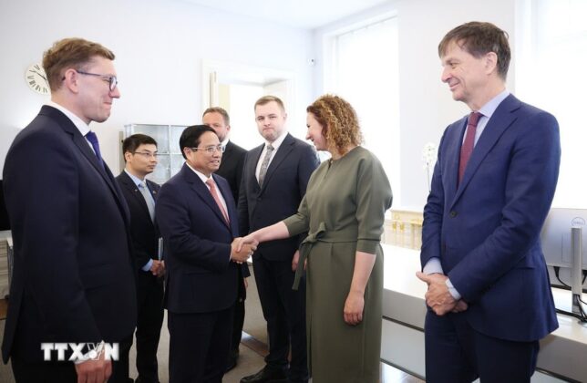 Thủ tướng Cộng h&ograve;a Estonia Kristen Michal giới thiệu với Thủ tướng Phạm Minh Ch&iacute;nh th&agrave;nh vi&ecirc;n đo&agrave;n Estonia.