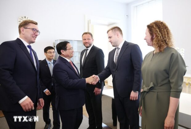 Thủ tướng Cộng h&ograve;a Estonia Kristen Michal giới thiệu với Thủ tướng Phạm Minh Ch&iacute;nh th&agrave;nh vi&ecirc;n đo&agrave;n Estonia.