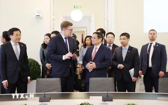 Thủ tướng Cộng h&ograve;a Estonia Kristen Michal giới thiệu với Thủ tướng Phạm Minh Ch&iacute;nh văn ph&ograve;ng l&agrave;m việc của Ch&iacute;nh phủ.