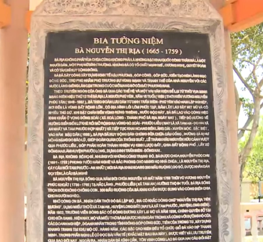 Bia tưởng niệm ghi công đức bà Rịa.