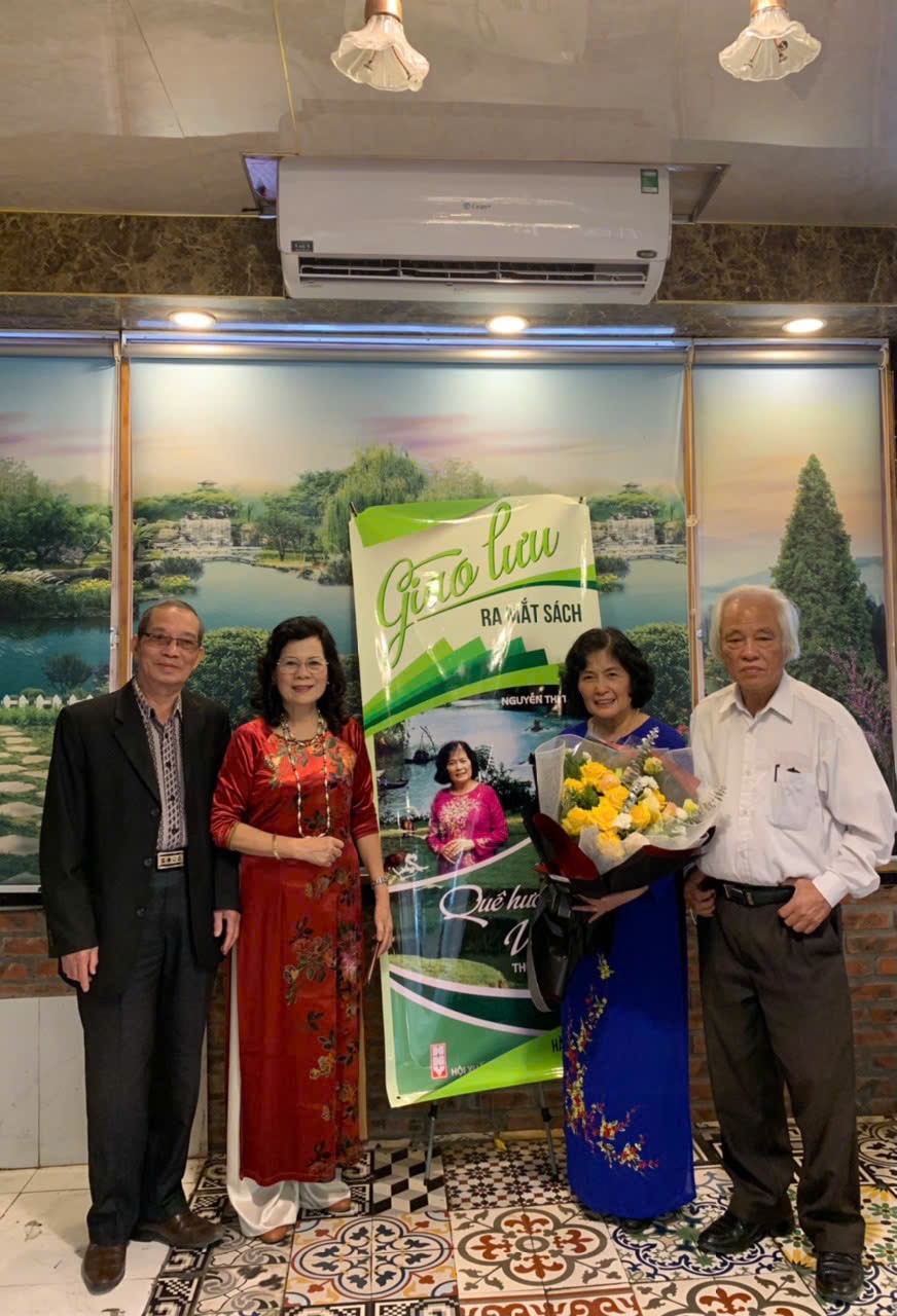 Nhà văn, nhà nghiên cứu Nguyễn Thị Thiện cùng các nhà thơ Bằng Việt, nhà văn Bắc Sơn và Thu Lâm trong một buổi giao lưu ra mắt sách 