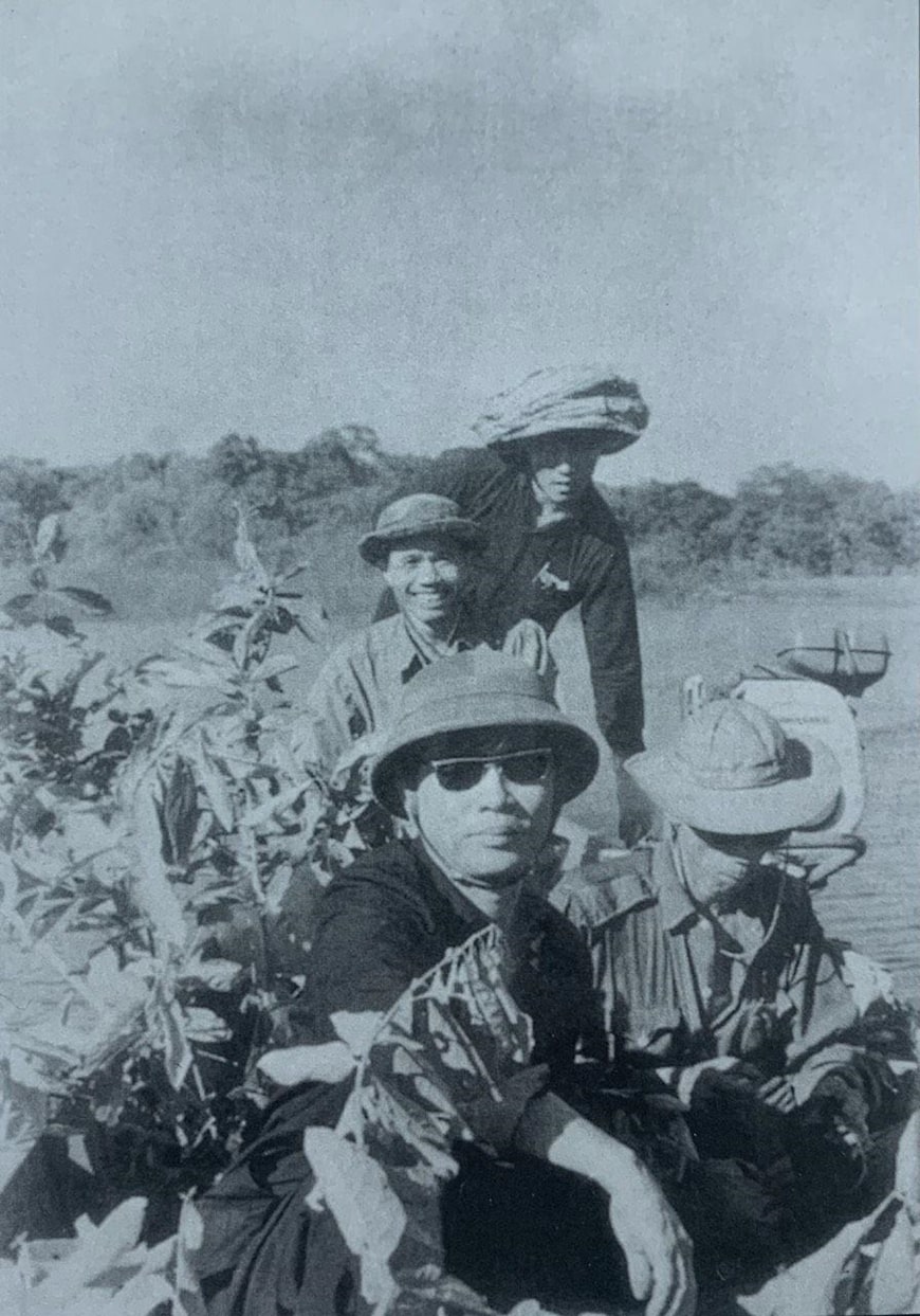 Đồng chí Nguyễn Văn Linh đi thị sát tình hình trên sông Vàm Cỏ Đông, năm 1974.