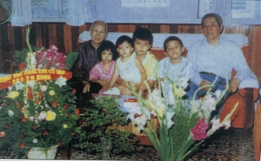 Đồng chí Nguyễn Văn Linh cùng vợ và các cháu, tháng 7-1992.