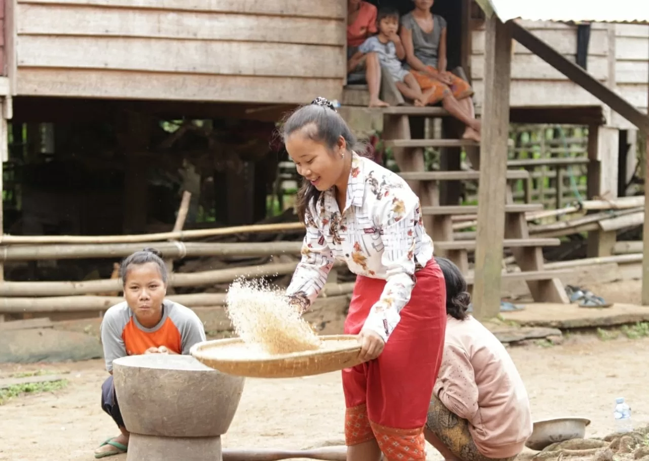 Người Salang, từng sống sâu trong rừng, có kỹ thuật tìm nước hiếm có, làm rượu từ lá cọ và sử dụng hơn 200 loài cây thuốc. Việc bảo tồn tri thức này có ý nghĩa lớn trong bối cảnh biến đổi khí hậu và suy thoái tài nguyên. Trong ảnh: Phụ nữ Salang. (Nguồn: GIZ ProFEB)