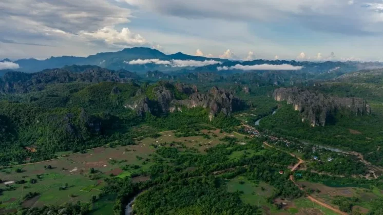 Tọa lạc tại tỉnh Khammouane, miền Trung L&agrave;o, Hin Nam No trải rộng tr&ecirc;n diện t&iacute;ch hơn 94.000 ha, tiếp gi&aacute;p trực tiếp với Vườn Quốc gia Phong Nha - Kẻ B&agrave;ng của Việt Nam. Hai khu bảo tồn hợp th&agrave;nh v&ugrave;ng rừng đ&aacute; v&ocirc;i liền mạch lớn nhất thế giới, một phần của d&atilde;y Trường Sơn h&ugrave;ng vĩ. (Nguồn: T&acirc;n Hoa x&atilde;)