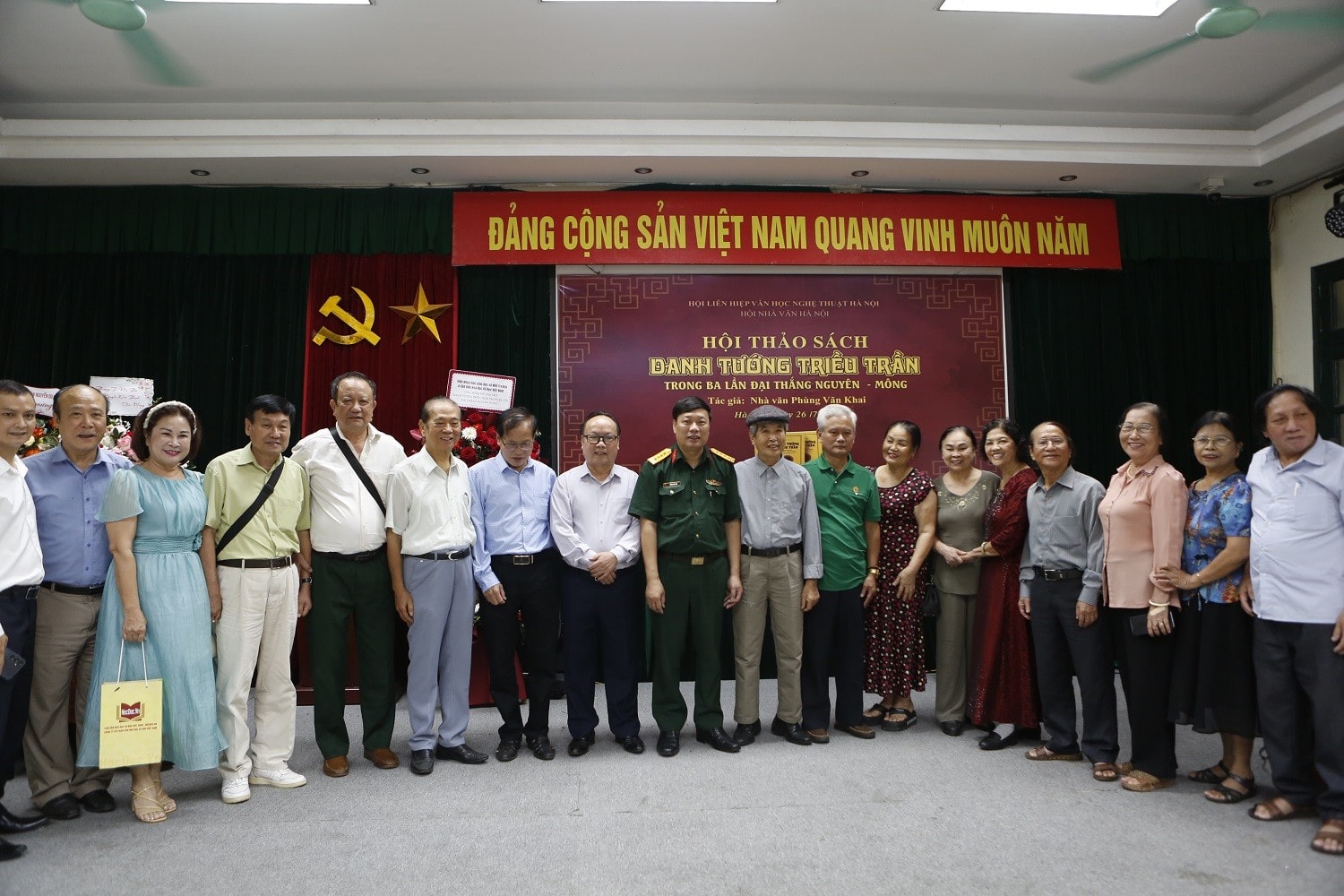 Chụp ảnh lưu niệm với tác giả cuốn sách: Đại tá, nhà văn Phùng Văn Khai