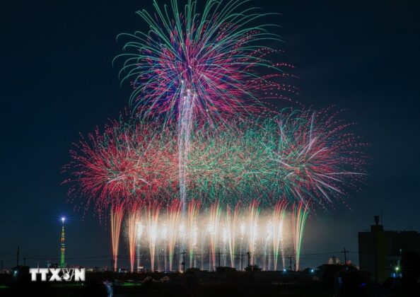M&agrave;n tr&igrave;nh diễn ph&aacute;o hoa rực rỡ bầu trời đ&ecirc;m Tokyo. (Ảnh: Xu&acirc;n Giao/TTXVN)
