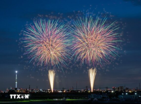 M&agrave;n tr&igrave;nh diễn ph&aacute;o hoa rực rỡ bầu trời đ&ecirc;m Tokyo. (Ảnh: Xu&acirc;n Giao/TTXVN)