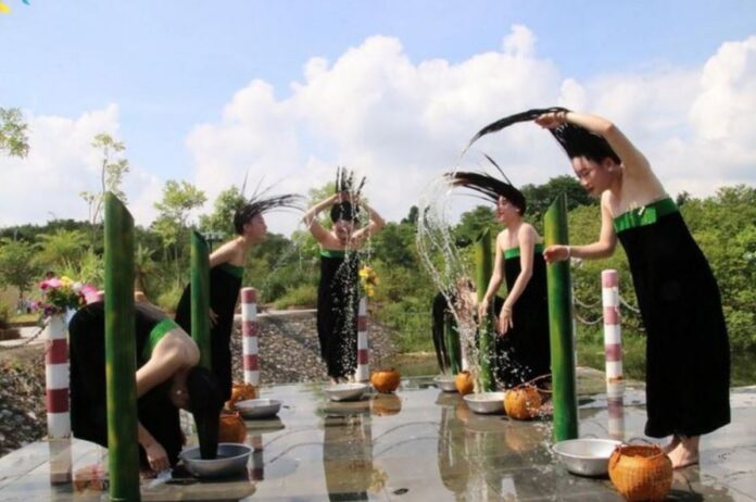 Nghi lễ gội đầu của người Thái trắng: Nét đẹp văn hóa độc đáo vùng Tây Bắc Nghi lễ gội đầu của người Thái trắng: Nét đẹp văn hóa độc đáo vùng Tây Bắc