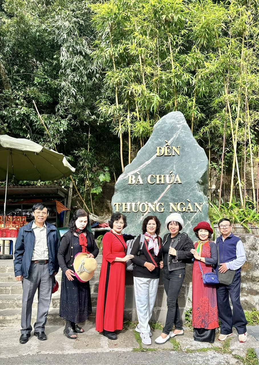 Nhà văn Nguyễn Thị Thiện cùng với các nhà văn đi thực tế sáng tác