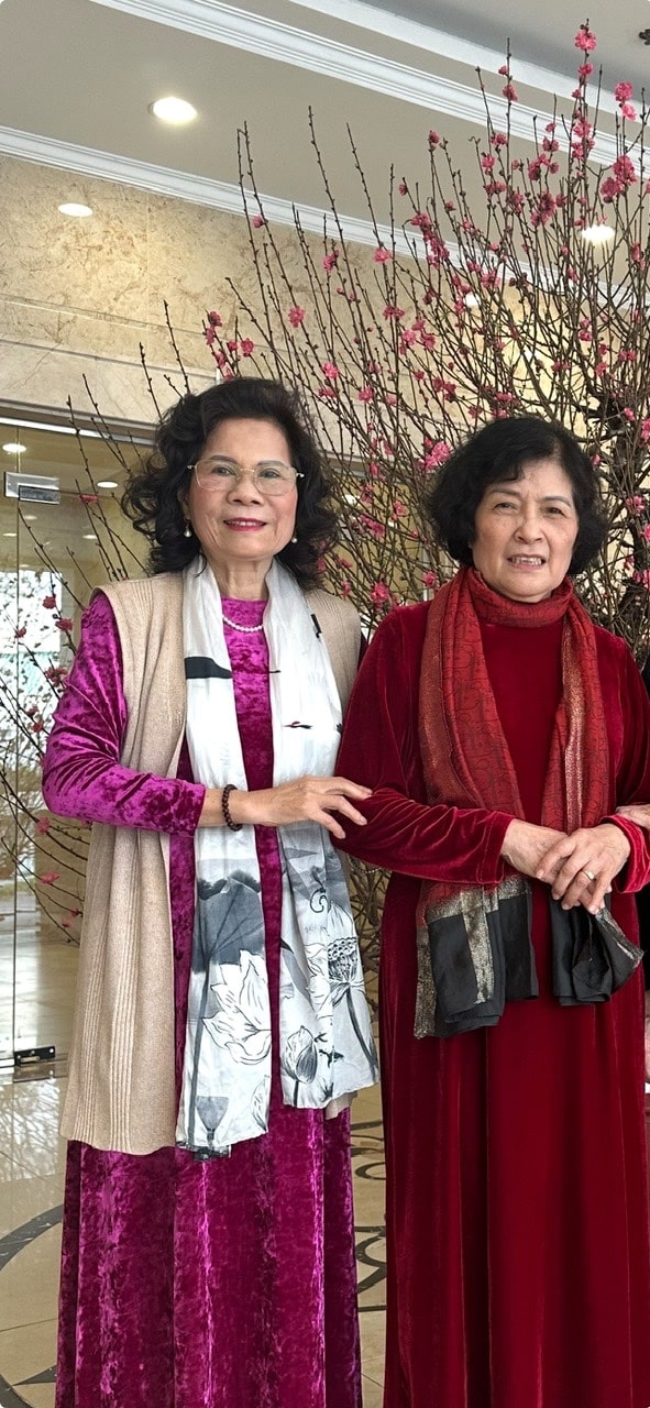 Nhà văn, nhà nghiên cứu Nguyễn Thị Thiện (bìa phải) và nhà văn Thu Lâm tại khu Royal City, đầu Xuân 2025.