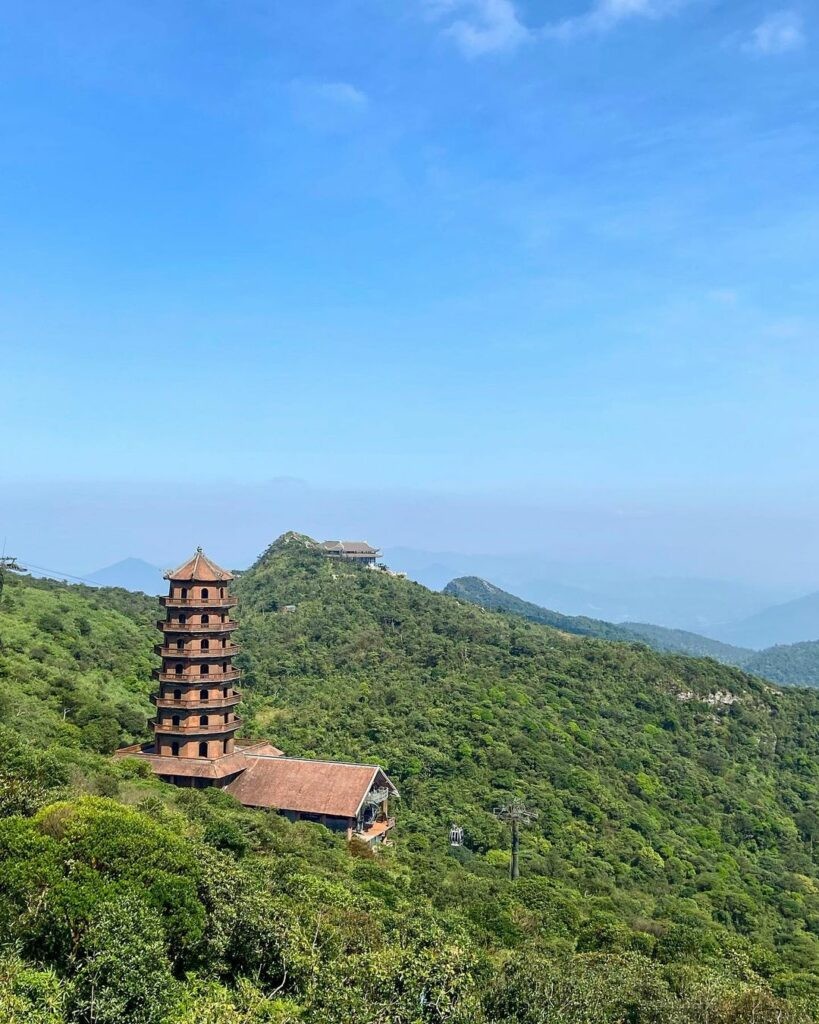 Quảng cảnh núi Yên Tử (Quảng Ninh).