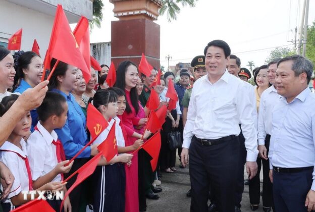 Chủ tịch nước Lương Cường với nh&acirc;n d&acirc;n th&ocirc;n Quảng Ch&iacute;nh 6, x&atilde; Quảng H&agrave;, tỉnh Quảng Ninh. (Ảnh: L&acirc;m Kh&aacute;nh/TTXVN)