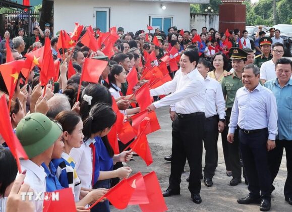 Chủ tịch nước Lương Cường với nh&acirc;n d&acirc;n th&ocirc;n Quảng Ch&iacute;nh 6, x&atilde; Quảng H&agrave;, tỉnh Quảng Ninh. (Ảnh: L&acirc;m Kh&aacute;nh/TTXVN)