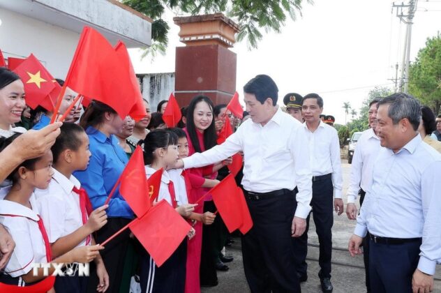 Chủ tịch nước Lương Cường với nh&acirc;n d&acirc;n th&ocirc;n Quảng Ch&iacute;nh 6, x&atilde; Quảng H&agrave;, tỉnh Quảng Ninh. (Ảnh: L&acirc;m Kh&aacute;nh/TTXVN)