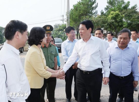 Chủ tịch nước Lương Cường với đại biểu Quảng Ninh. (Ảnh: L&acirc;m Kh&aacute;nh/TTXVN)