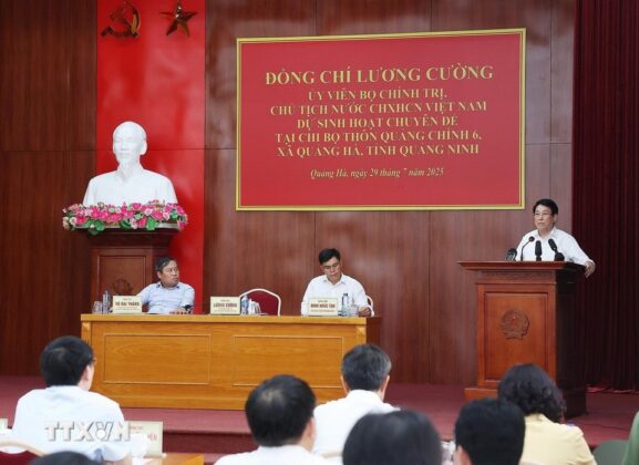 Chủ tịch nước Lương Cường ph&aacute;t biểu tại sinh hoạt chuy&ecirc;n đề của Chi bộ th&ocirc;n Quảng Ch&iacute;nh 6, x&atilde; Quảng H&agrave;. (Ảnh: L&acirc;m Kh&aacute;nh/TTXVN)