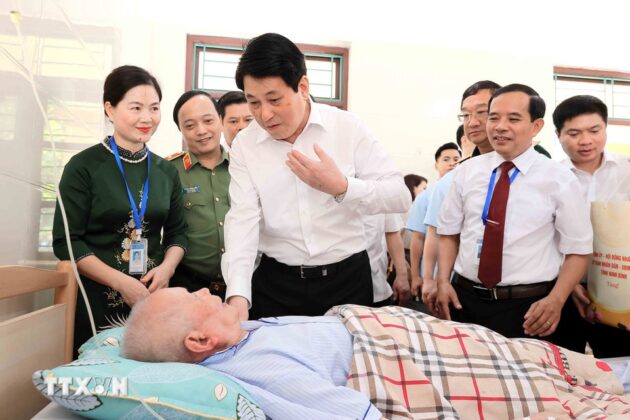 Chủ tịch nước Lương Cường thăm hỏi v&agrave; tặng qu&agrave; cho thương binh Nguyễn Xu&acirc;n Mai đang điều trị tại Trung t&acirc;m Điều dưỡng Thương binh Duy Ti&ecirc;n. (Ảnh: An Đăng/TTXVN)