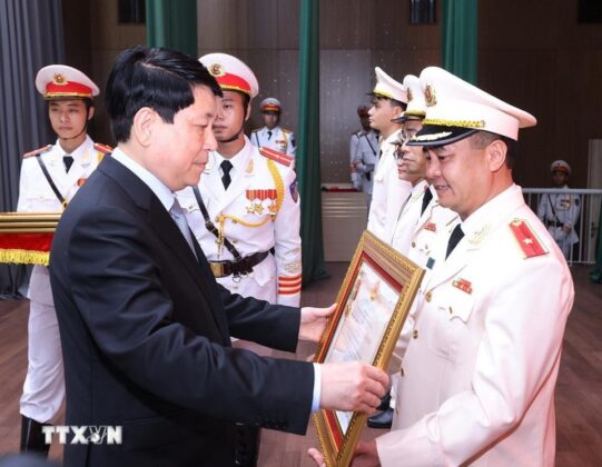 Chủ tịch nước Lương Cường trao Hu&acirc;n chương Qu&acirc;n c&ocirc;ng tặng c&aacute;c đơn vị v&agrave; c&aacute; nh&acirc;n của Bộ C&ocirc;ng an.