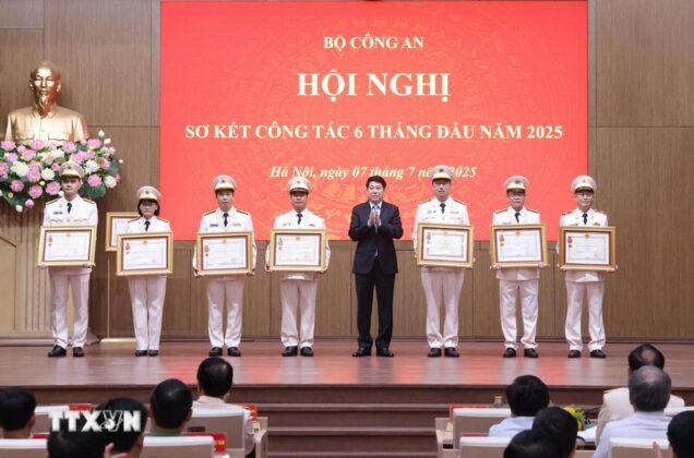 Chủ tịch nước Lương Cường trao Hu&acirc;n chương Qu&acirc;n c&ocirc;ng tặng c&aacute;c đơn vị v&agrave; c&aacute; nh&acirc;n của Bộ C&ocirc;ng an.