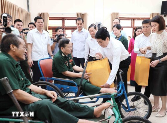 Chủ tịch nước Lương Cường tặng qu&agrave; cho c&aacute;c thương binh tại Trung t&acirc;m Điều dưỡng Thương binh Duy Ti&ecirc;n. (Ảnh: An Đăng/TTXVN)